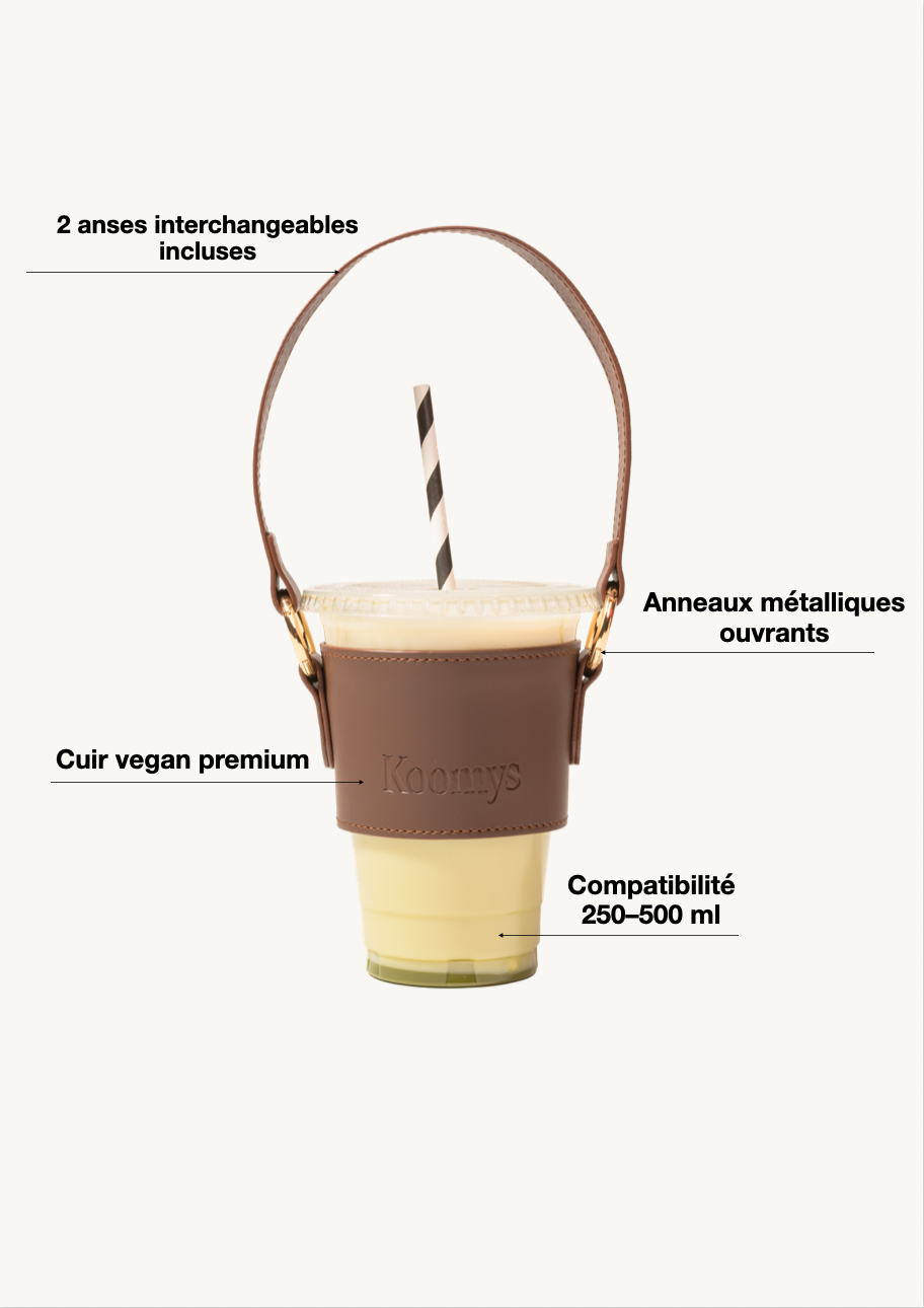 Porte-gobelet KOOMYS marron en cuir vegan premium, anneaux métalliques ouvrants, 2 anses interchangeables incluses, compatibilité 250–500 ml.