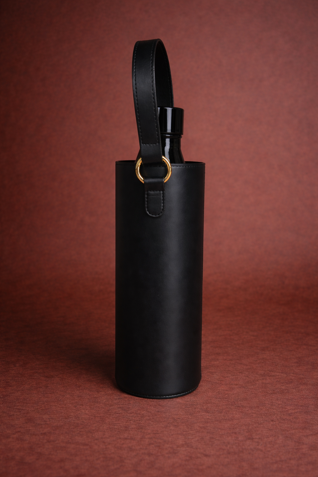 Support bouteille en cuir vegan noir avec anse – accessoire nomade KOOMYS