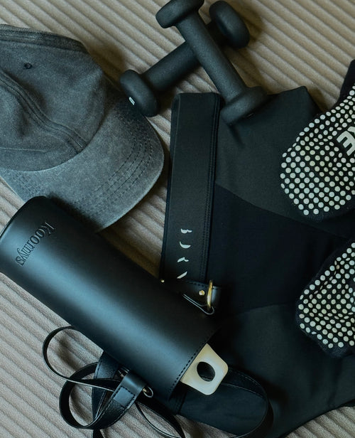 porte gourde koomys noir intense pour sportifs matching avec alteres casquette et pilates reformer mood
