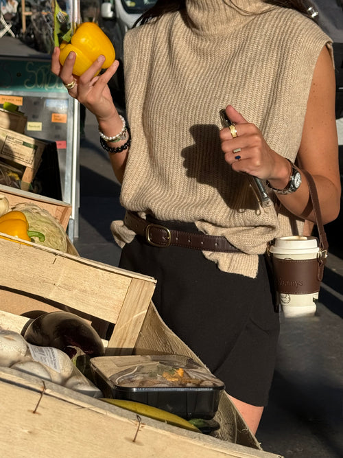 Personne au marché utilisant un porte-gobelet KOOMYS en cuir vegan marron
