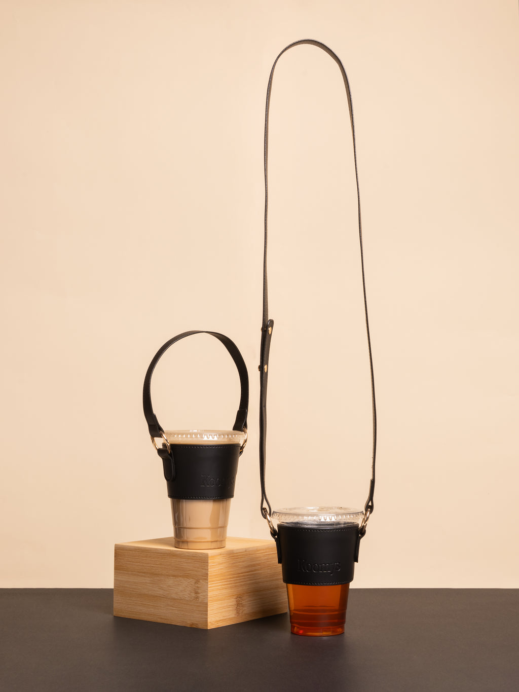 Support gobelet KOOMYS en cuir vegan noir pour transporter un café à emporter
