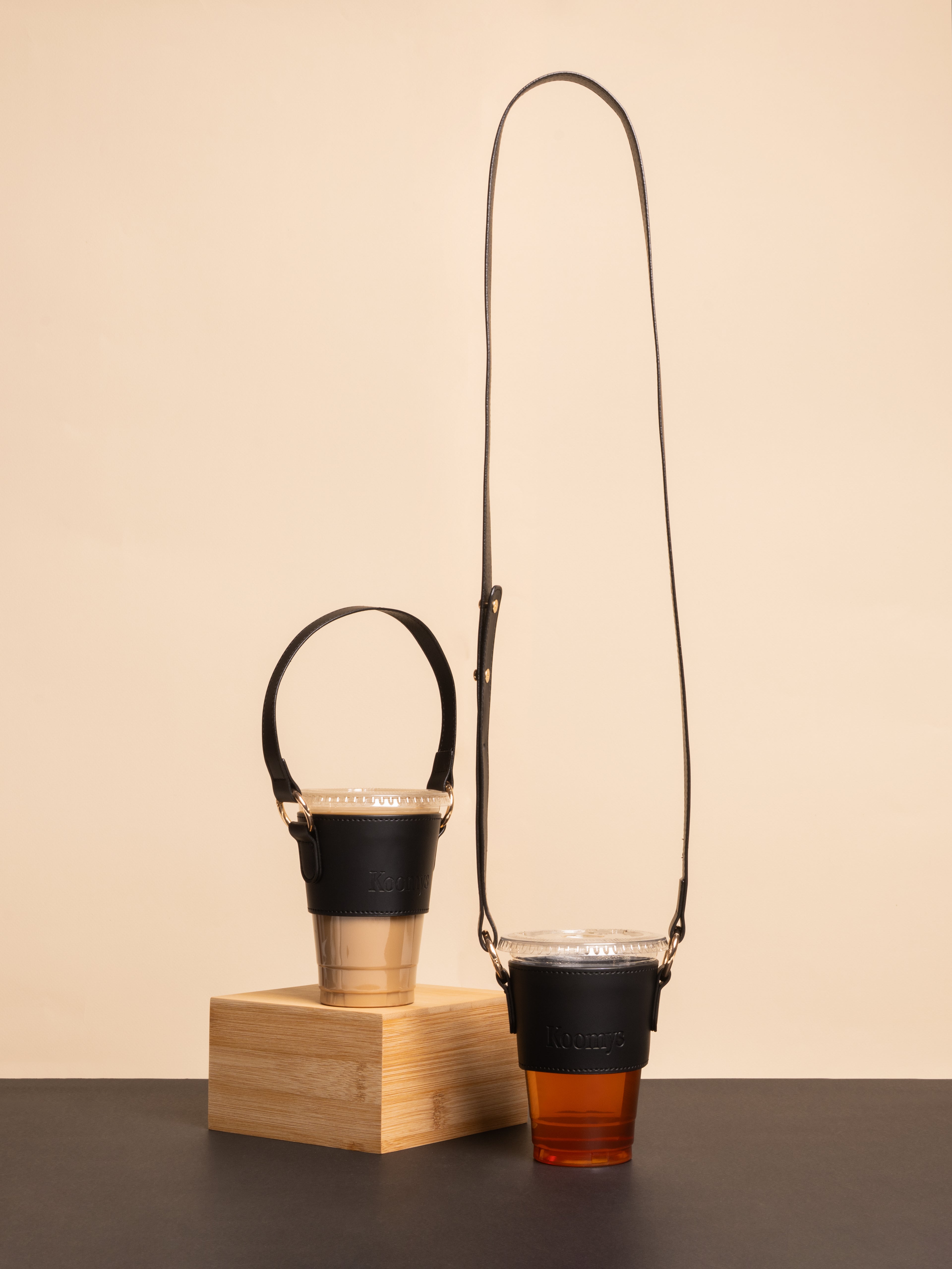 Support gobelet KOOMYS en cuir vegan noir pour transporter un café à emporter