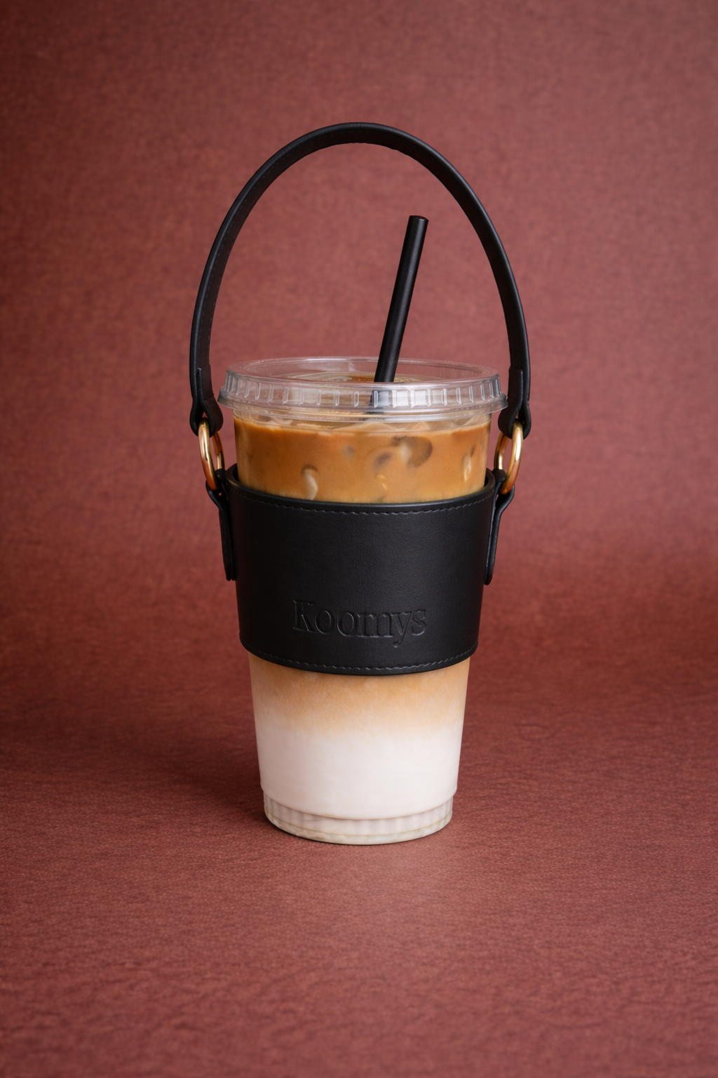 Support gobelet KOOMYS en cuir vegan noir pour transporter un café à emporter