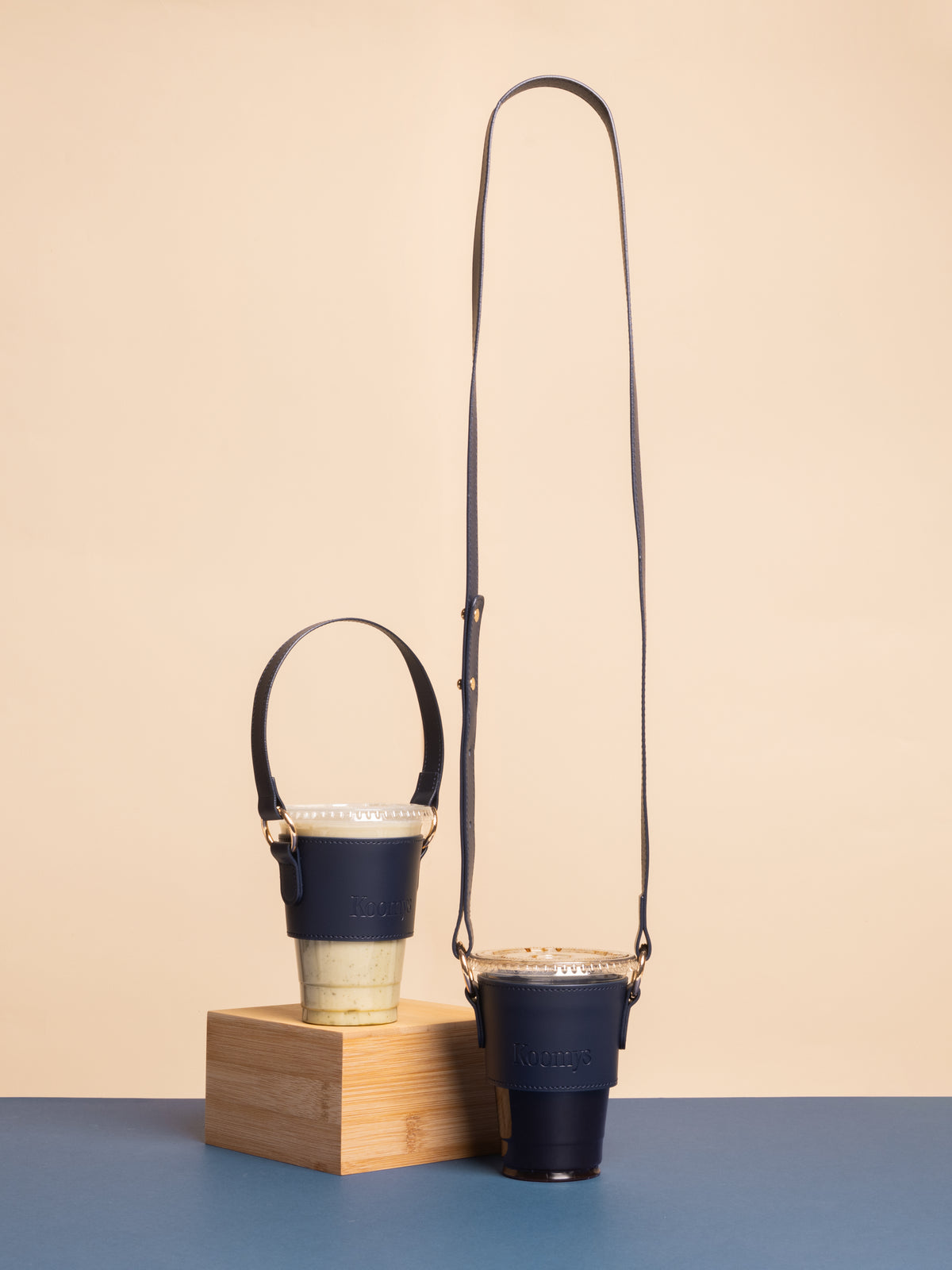 Porte-gobelet en cuir vegan bleu KOOMYS avec anse et bandoulière pour boisson à emporter