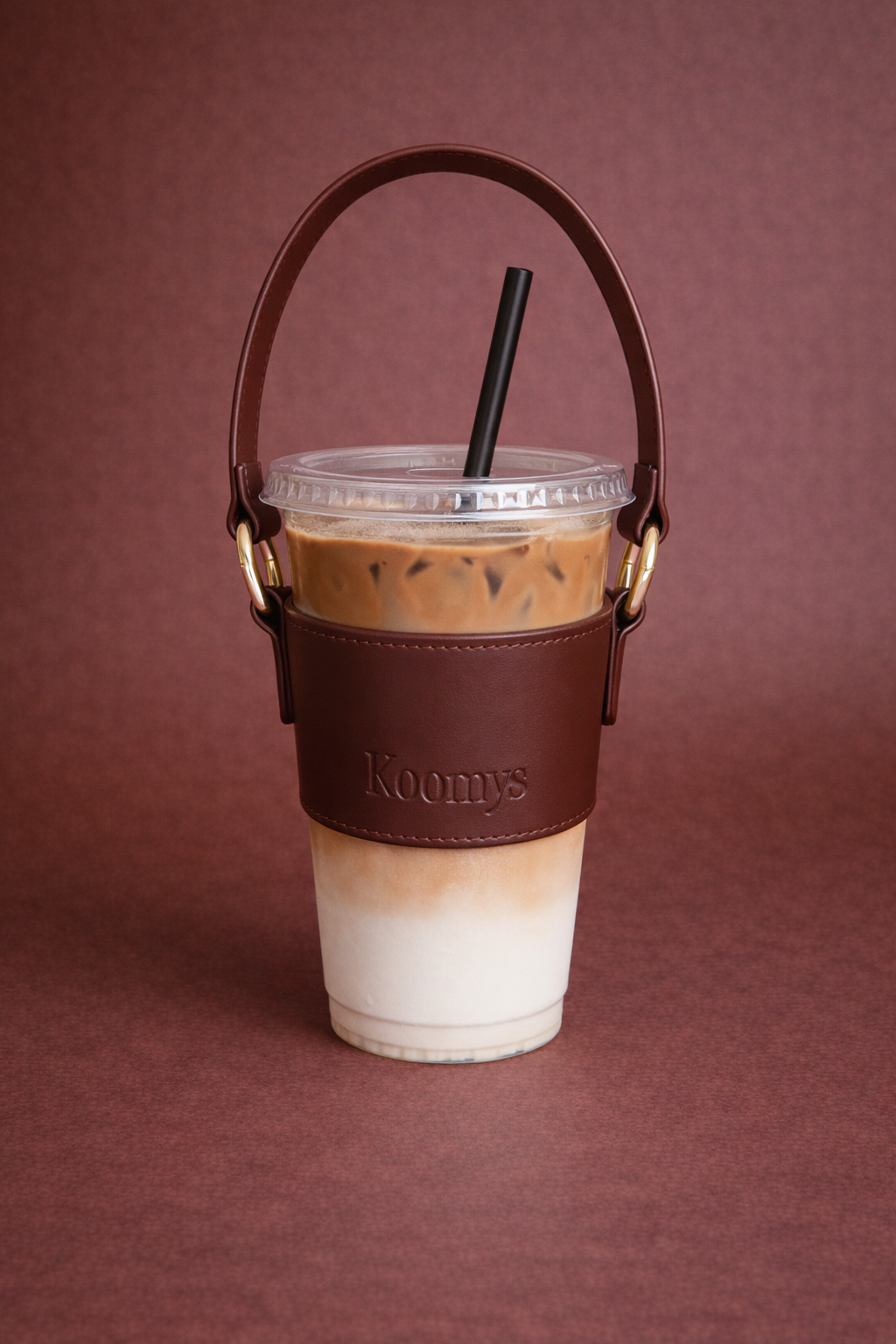 Support gobelet KOOMYS en cuir vegan marron pour transporter un café à emporter