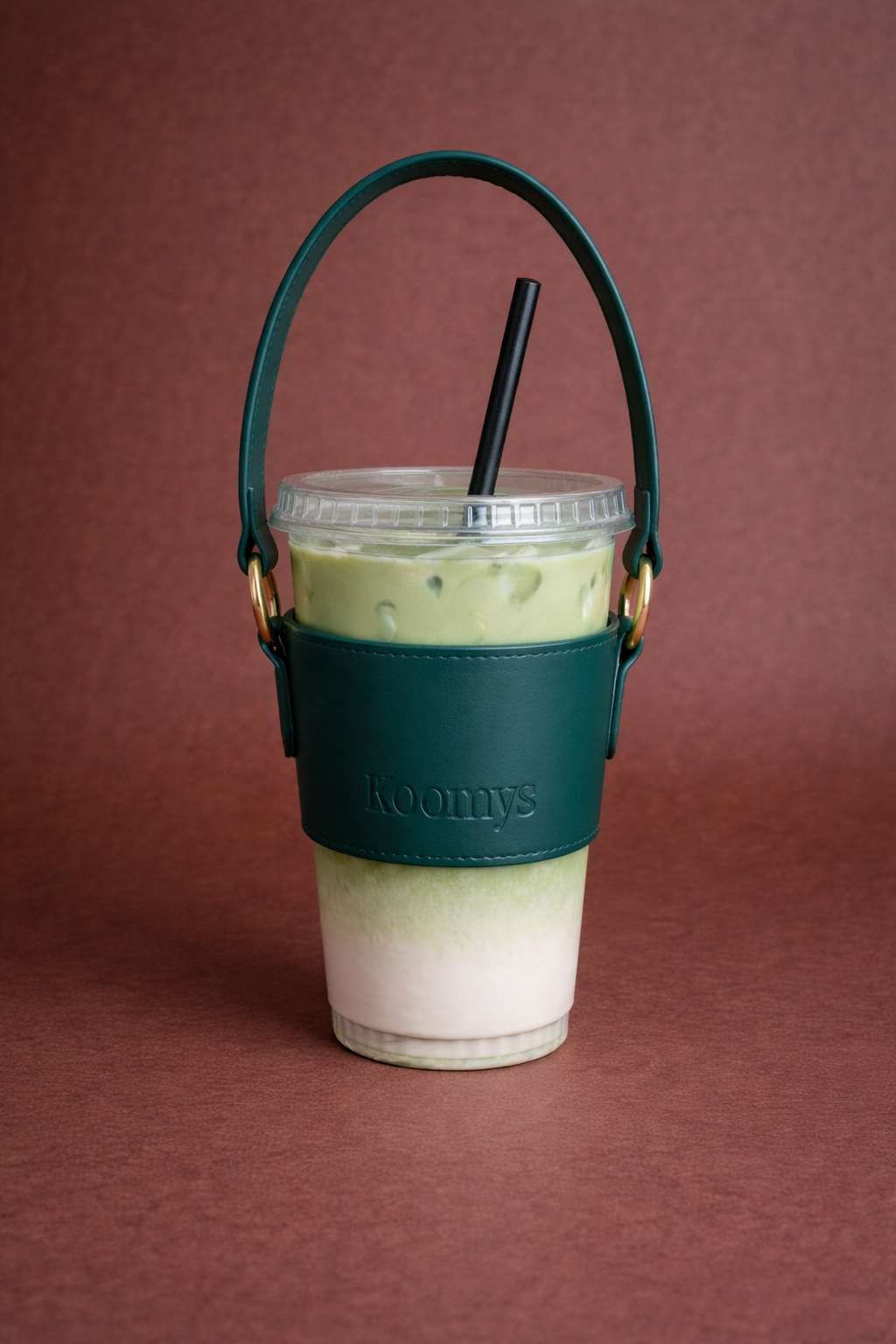 Porte-gobelet en cuir vegan vert KOOMYS avec boisson matcha latte à emporter