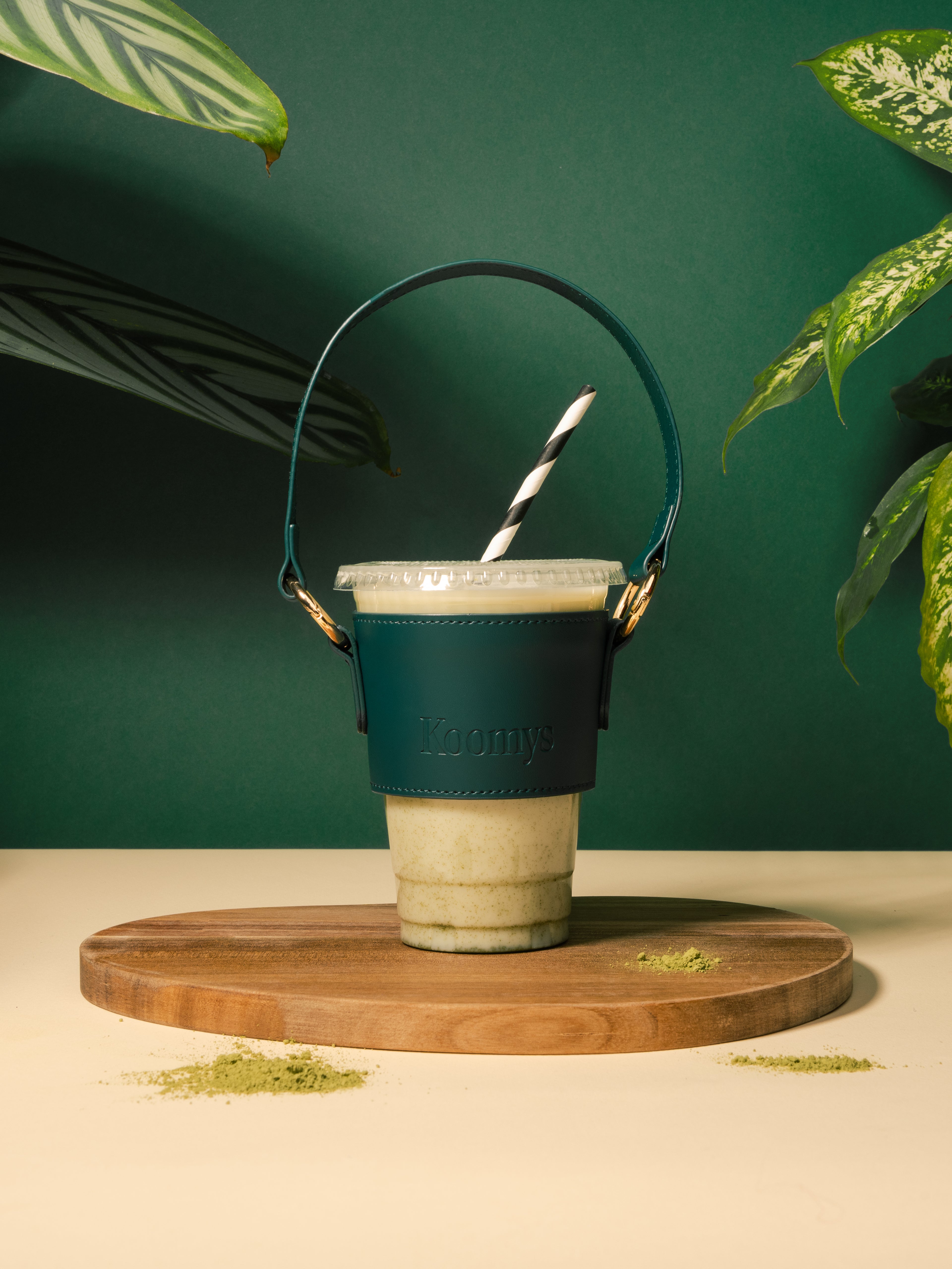 Support gobelet KOOMYS en cuir vegan vert pour transporter un matcha latte