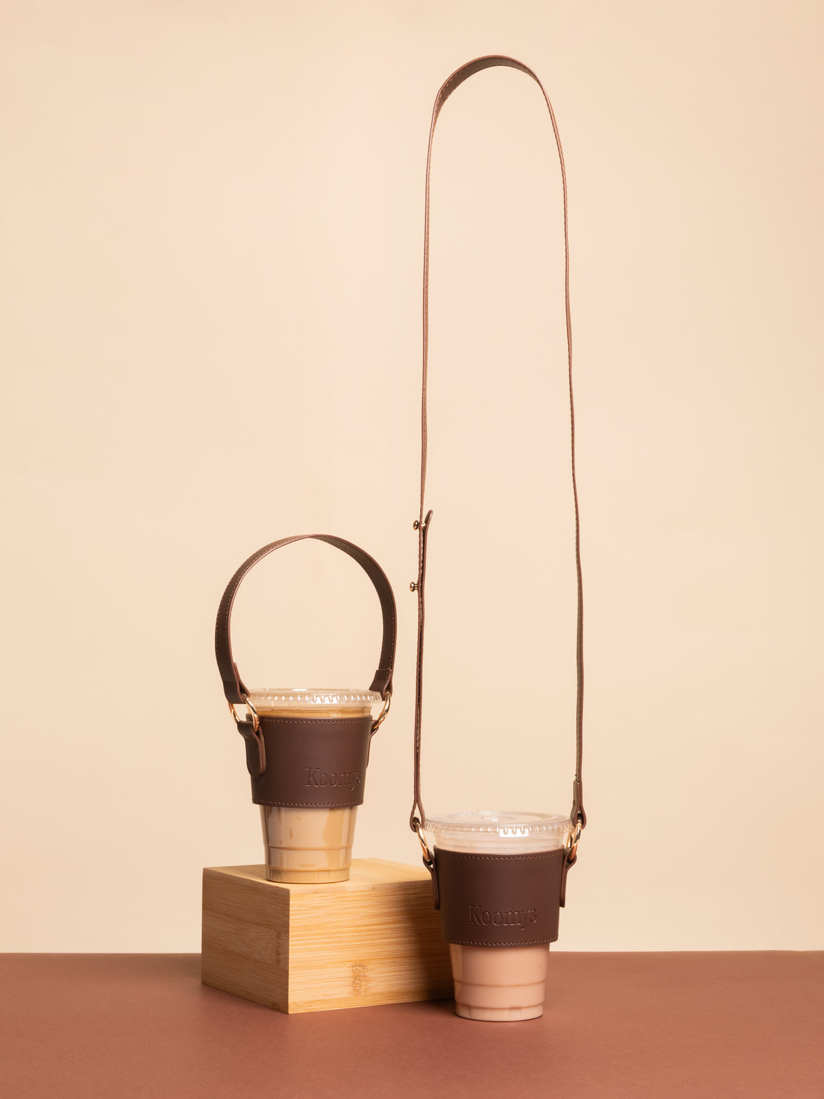 Porte-gobelet KOOMYS en cuir vegan marron pour café à emporter