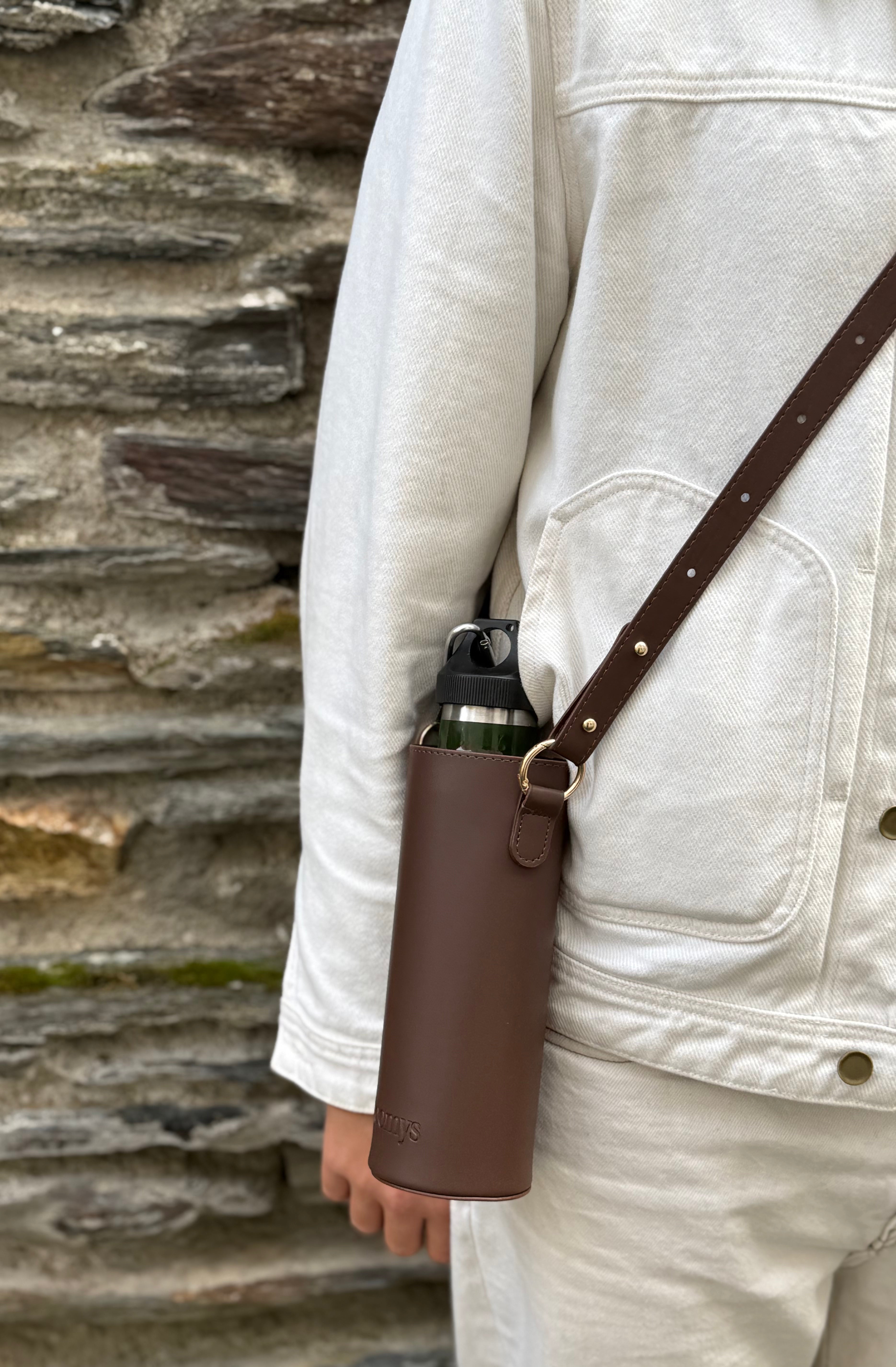 Homme portant un porte-gourde en cuir vegan marron KOOMYS pour transporter une bouteille