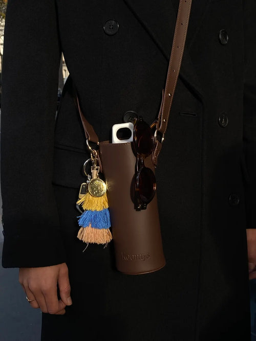Porte-bouteille en cuir vegan marron KOOMYS accessoire nomade porté en bandoulière