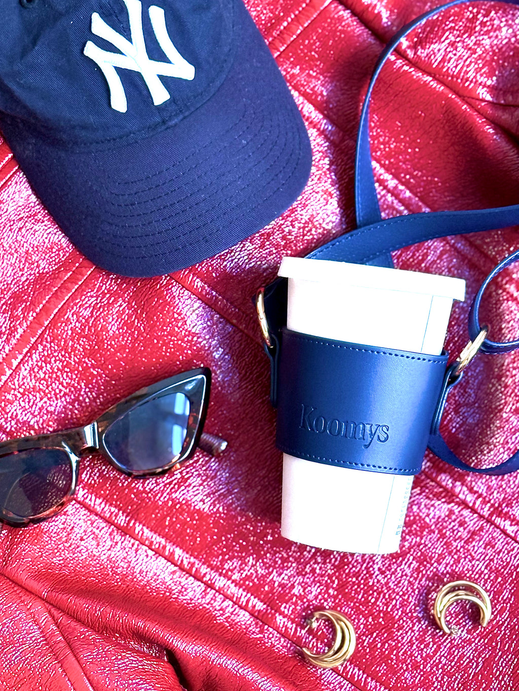 Fashion inspiration casquette lunette et porte gobelet koomys bleu pour garder son cafe 