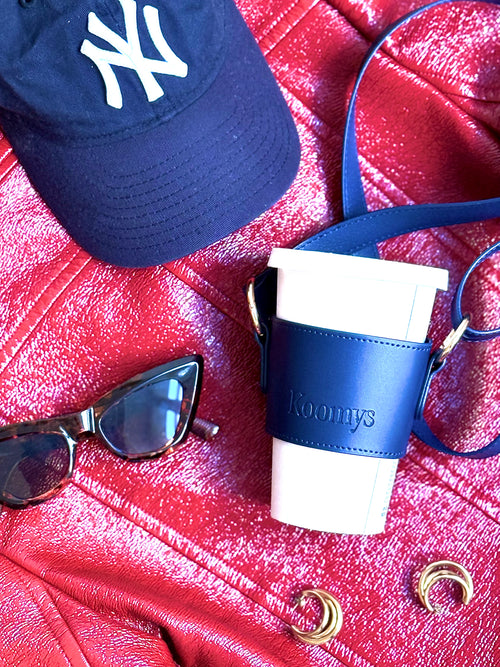 Fashion inspiration casquette lunette et porte gobelet koomys bleu pour garder son cafe 